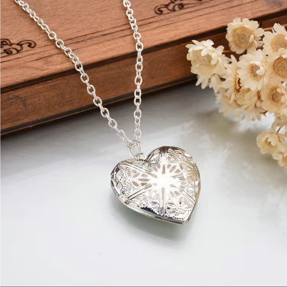 💜5/$25 Silver Plated Heart Necklace - Picture 1 of 1